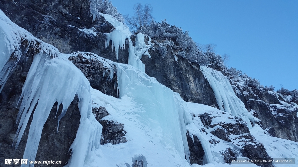 雪山瀑布