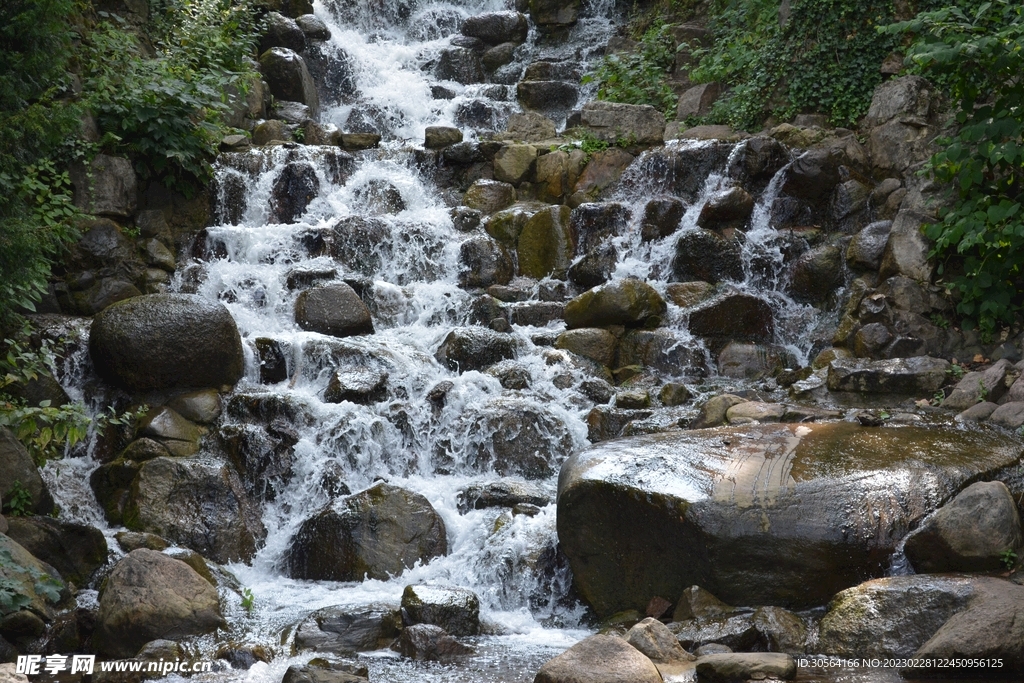 森林瀑布河流