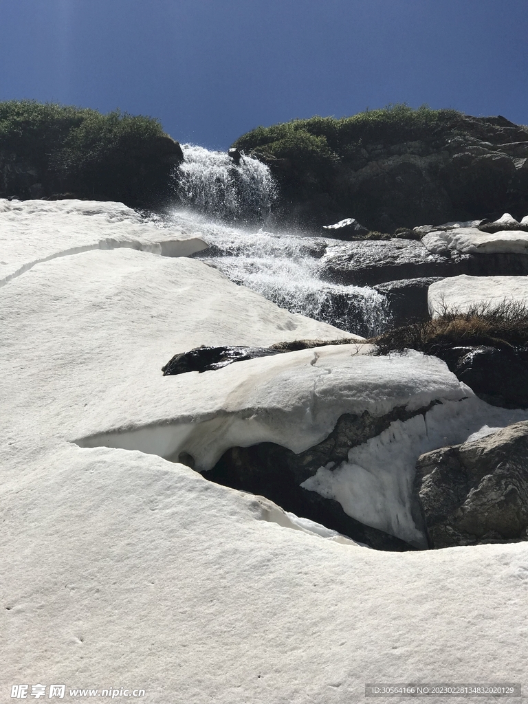 冬季雪山河流