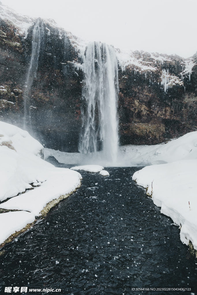 雪山瀑布