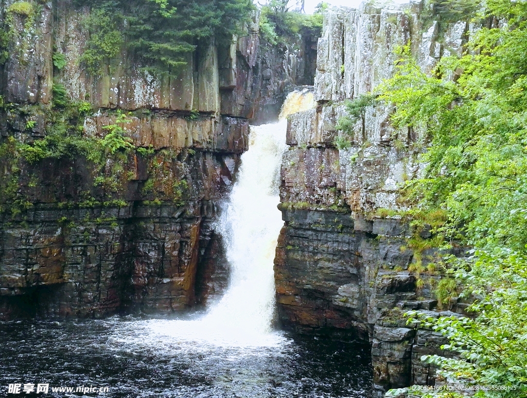 峡谷瀑布
