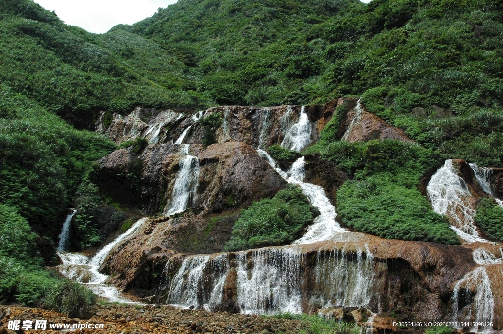 森林瀑布河流