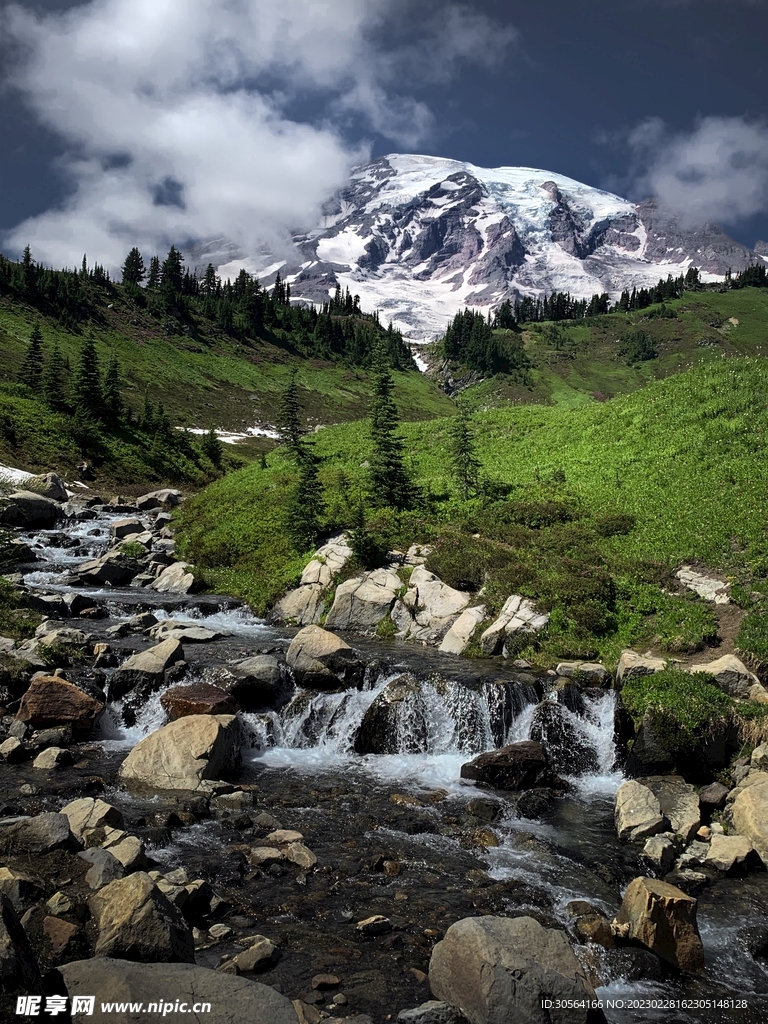 雪山山脚河水