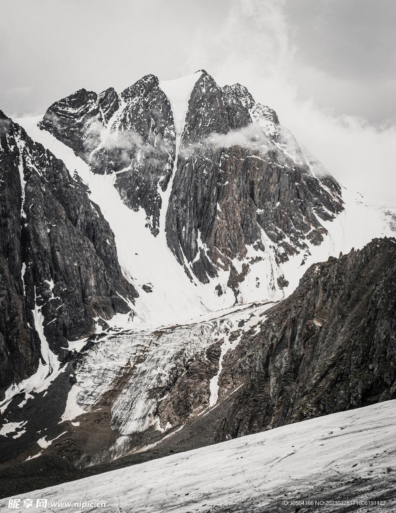 山崖雪山