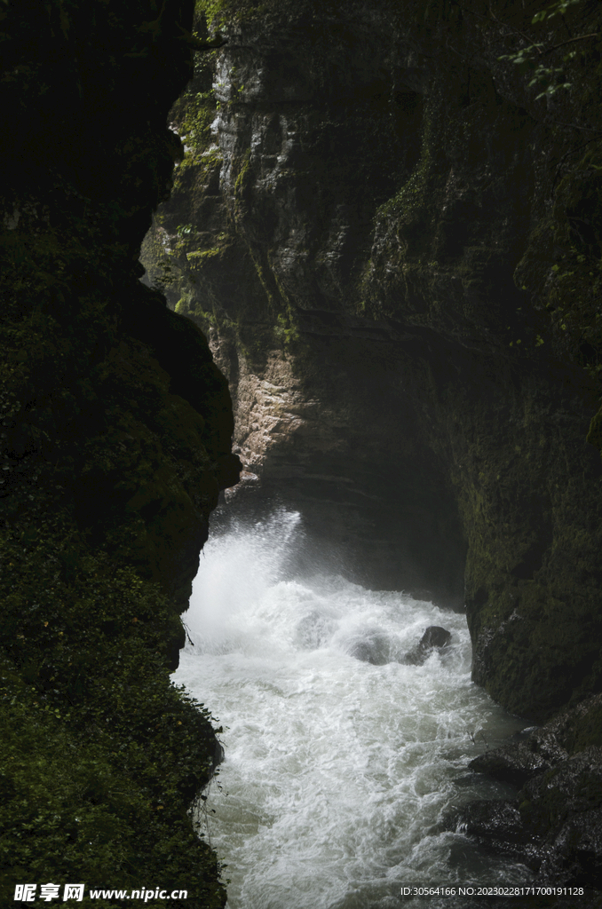 山崖河流