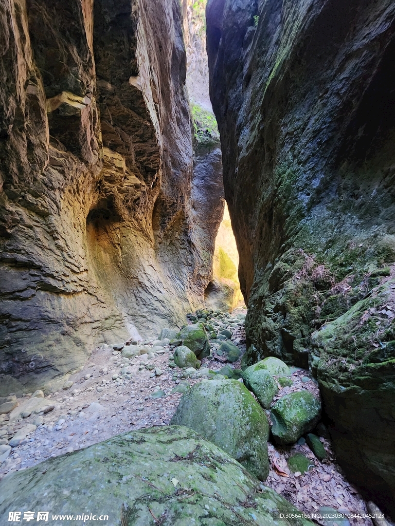 户外山崖岩石