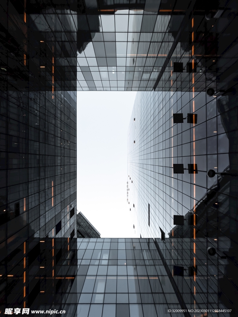 仰视天空建筑         