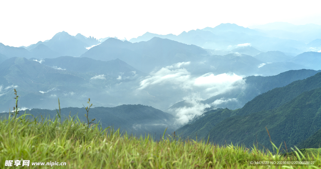 远山草地白云边