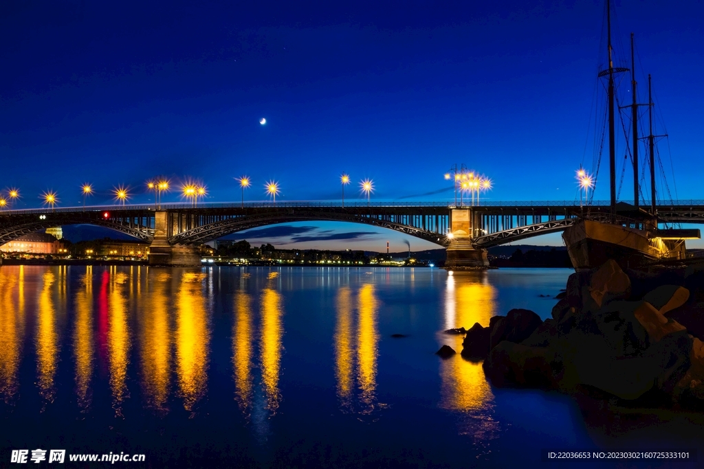 西奥多休斯大桥夜景