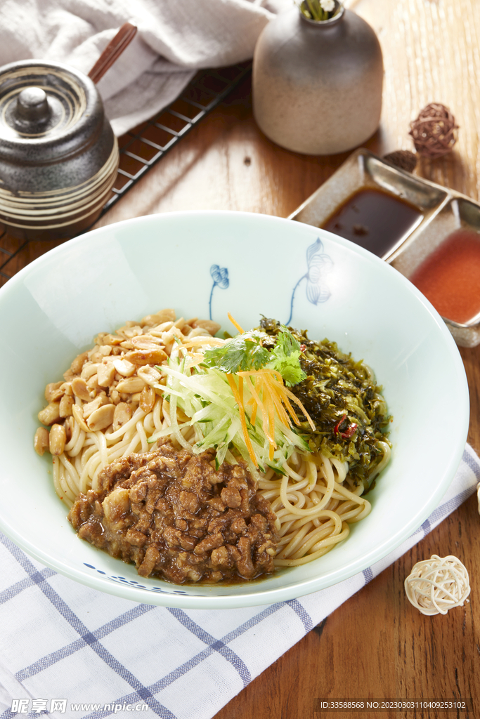酸菜肉臊拌面