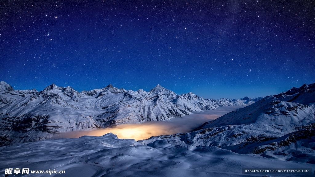 雪山夜景图