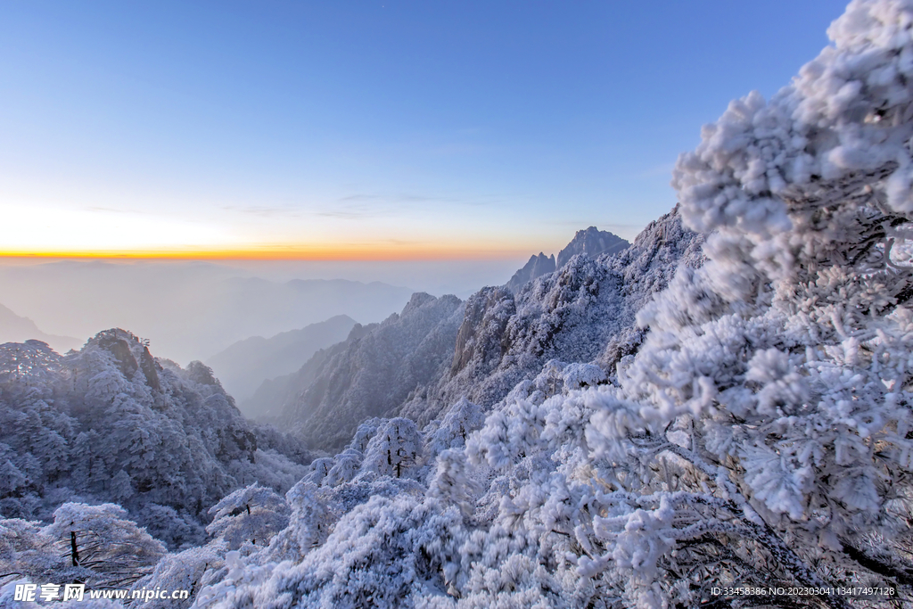 山峰白雪