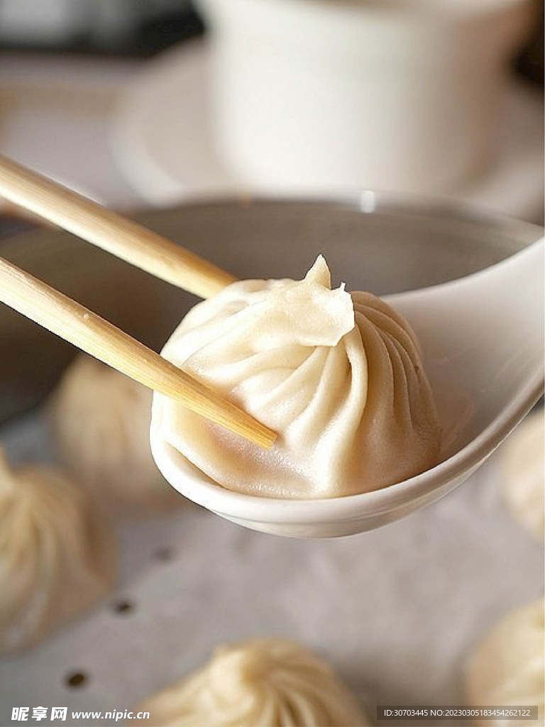 勺子上的包子