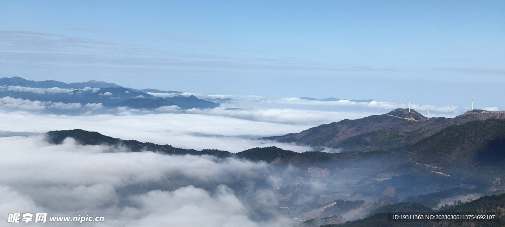 高山云海，风力发电