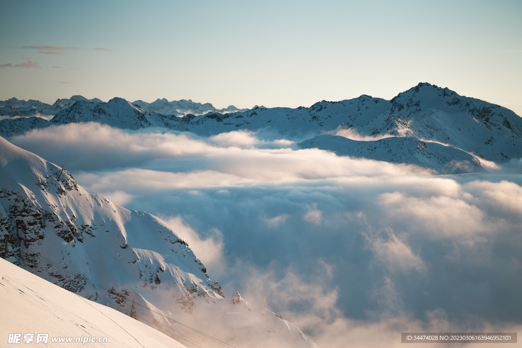 雪山云雾图