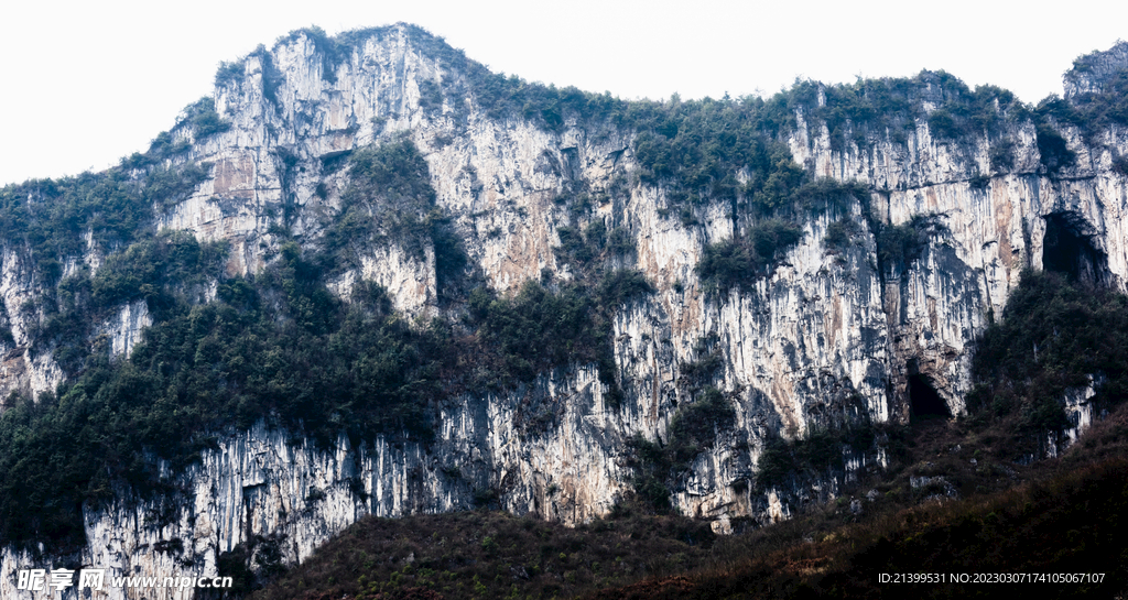 白岩巨石