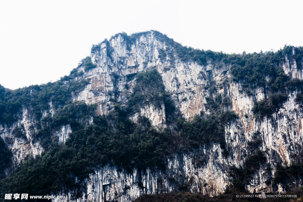 白岩山峰