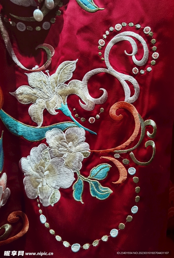 红色旗袍绣花花艺