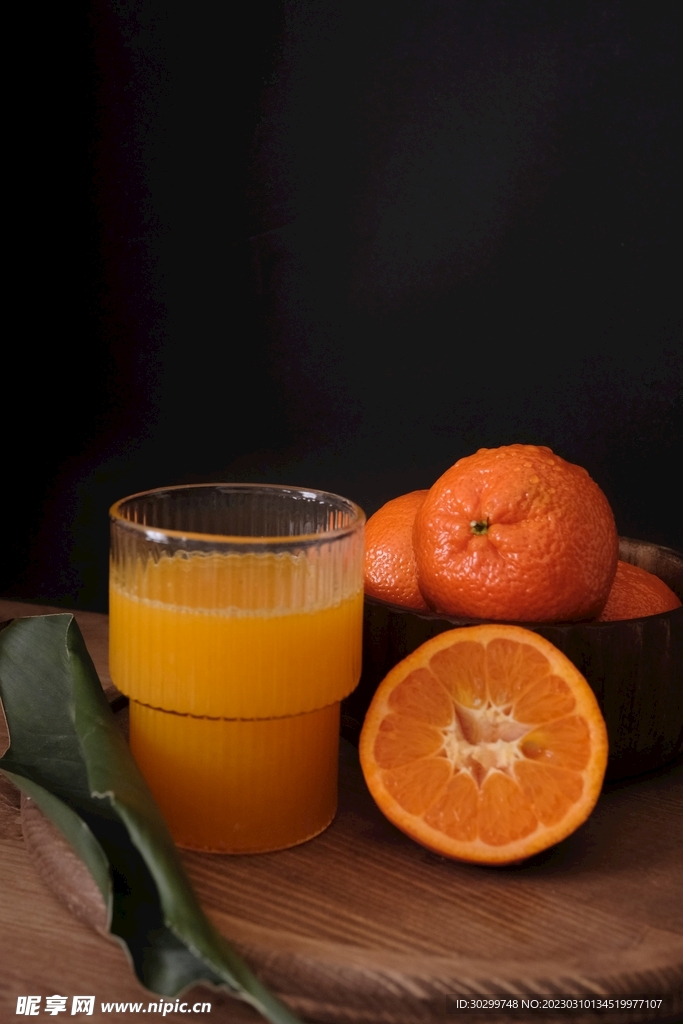 高清黑色背景橘子桔子玻璃杯橙汁
