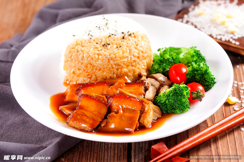 卤肉饭图片          