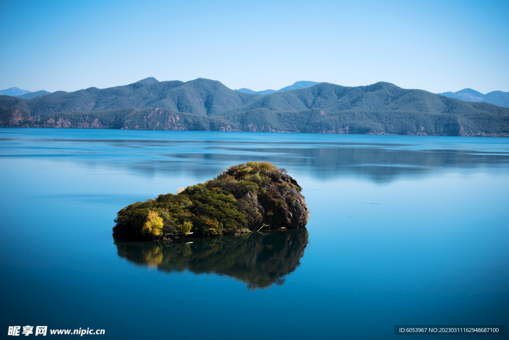 泸沽湖岛屿倒影