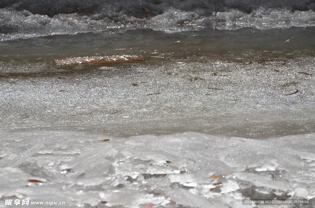 池塘结冰