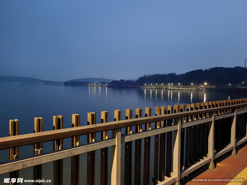 湖面夜景