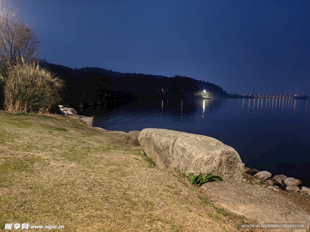 湖面夜景