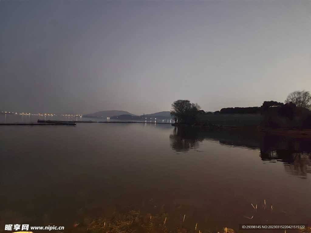 湖面夜景