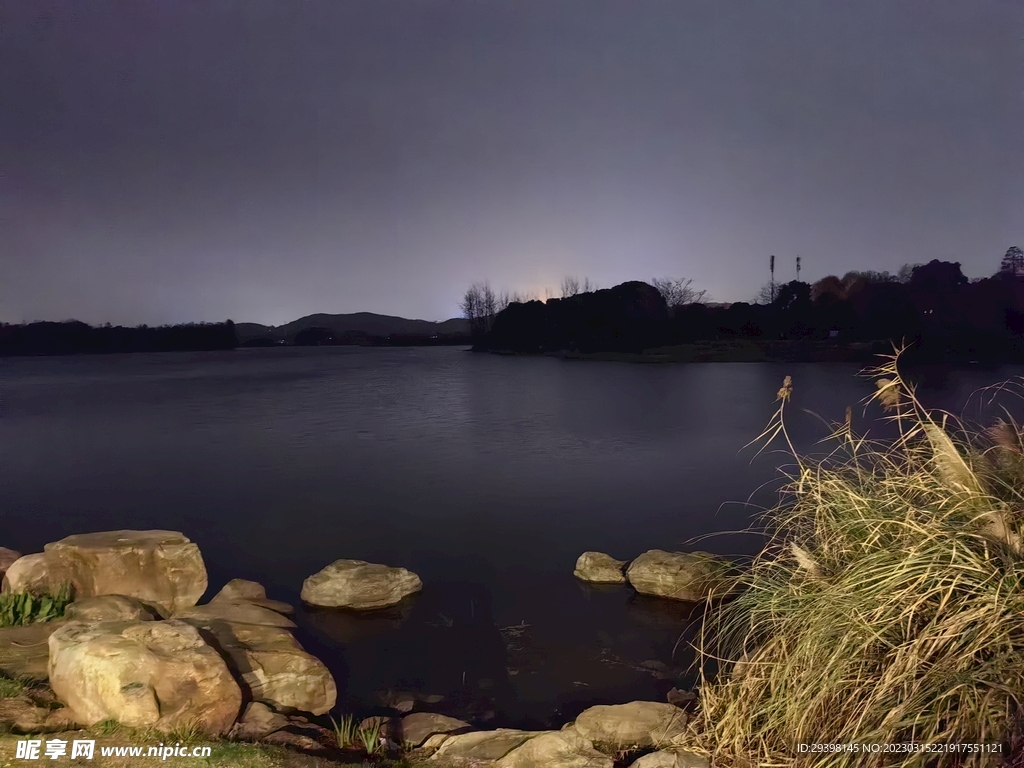 湖面夜景