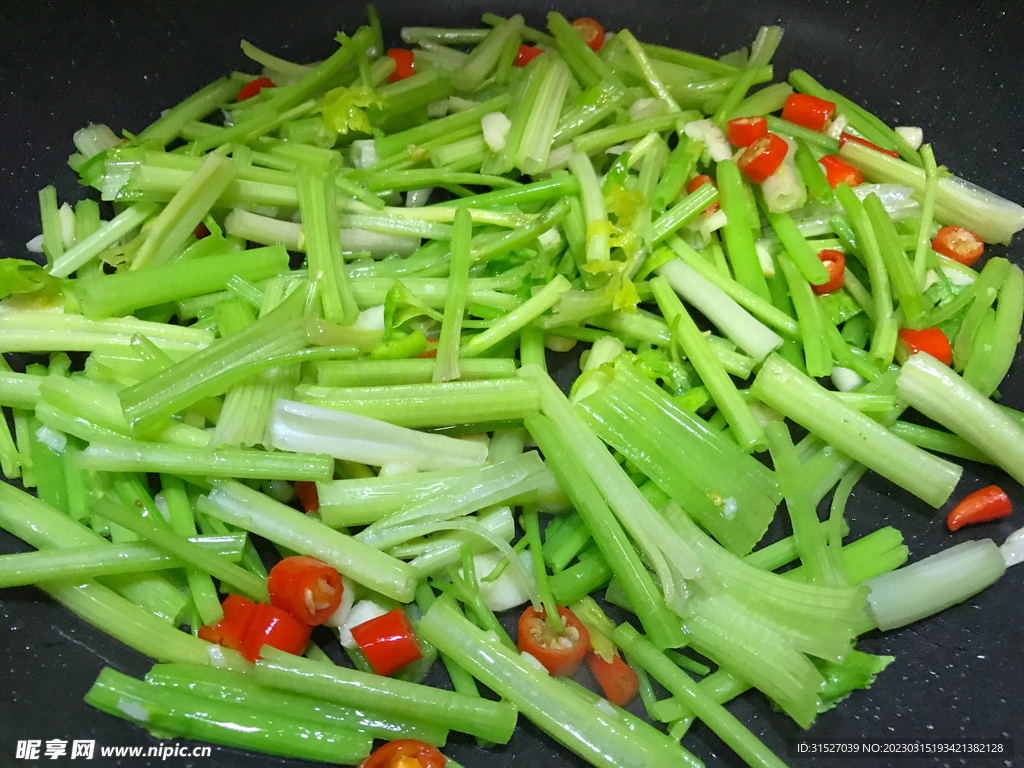 清炒芹菜