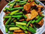 蒜苔炒肉摄影图