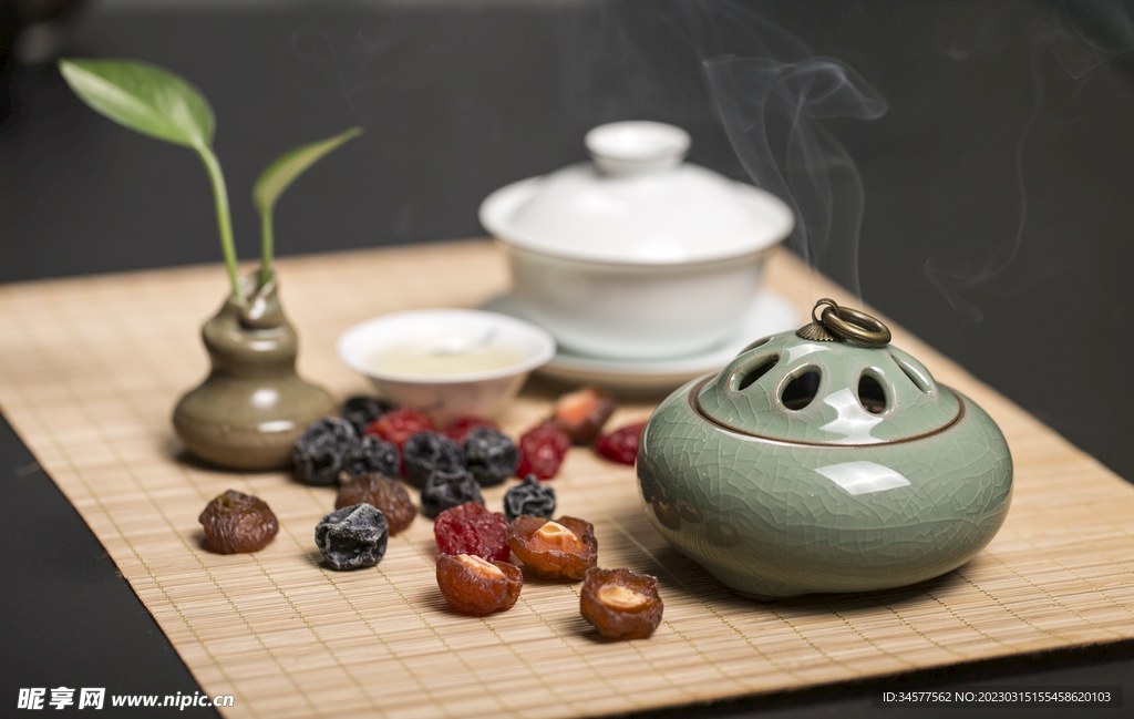 香炉和茶杯果干