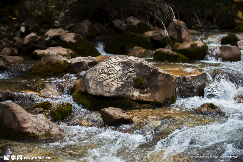 河中的石刻