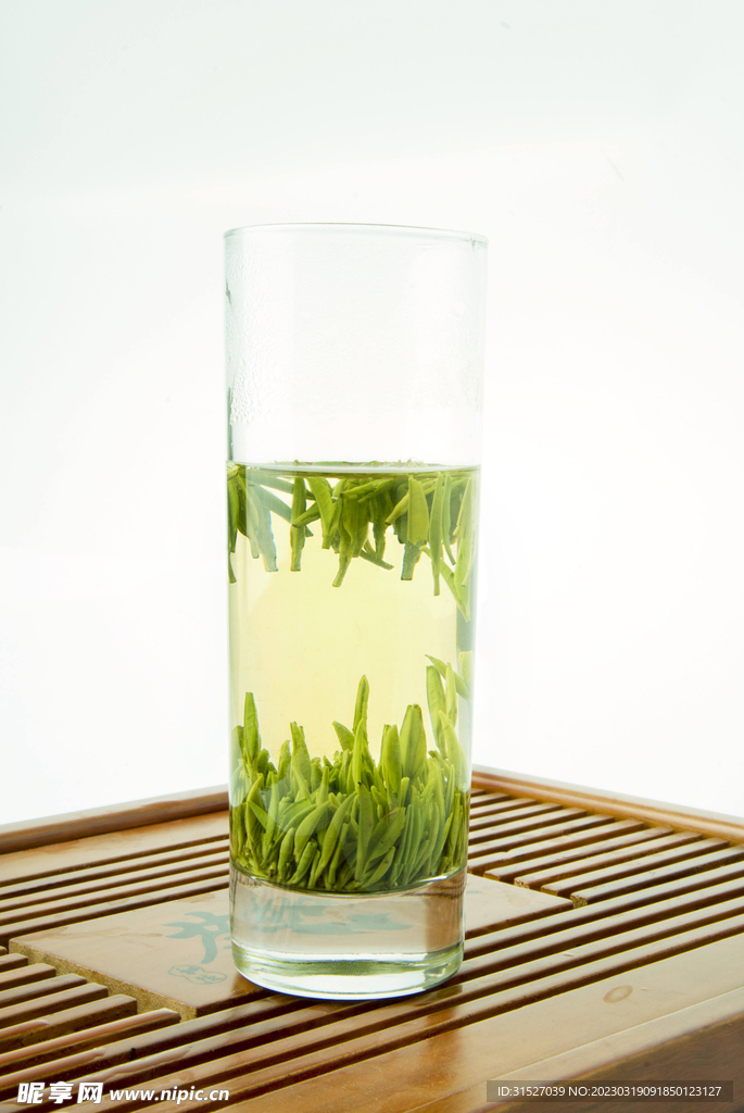 玻璃杯绿茶茶水