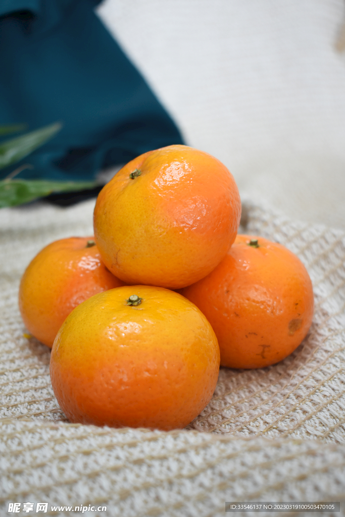 柑橘在桌布上