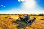 农业机械收割麦子