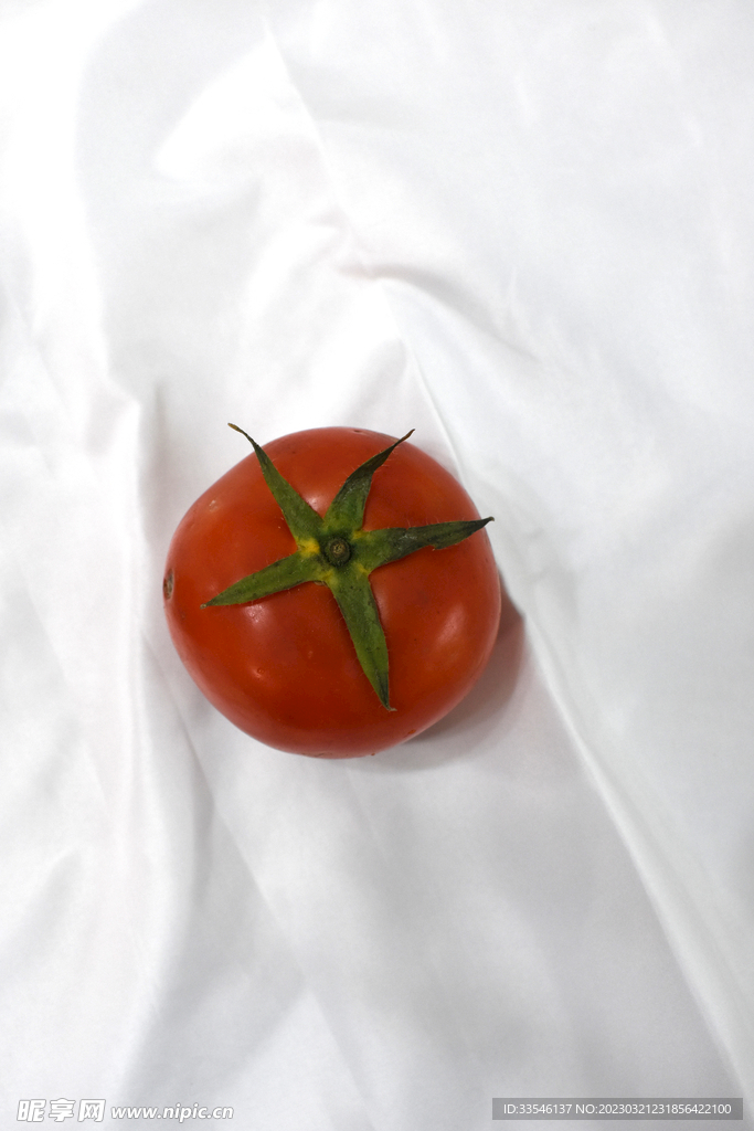 一个西红柿在白色布料上