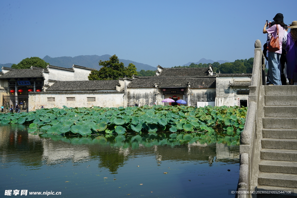 宏村南湖边的徽派建筑