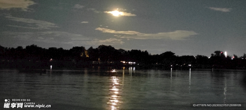 夜间河水