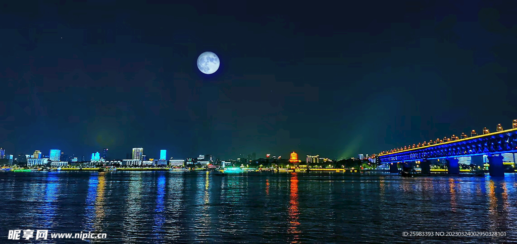 明月下的城市