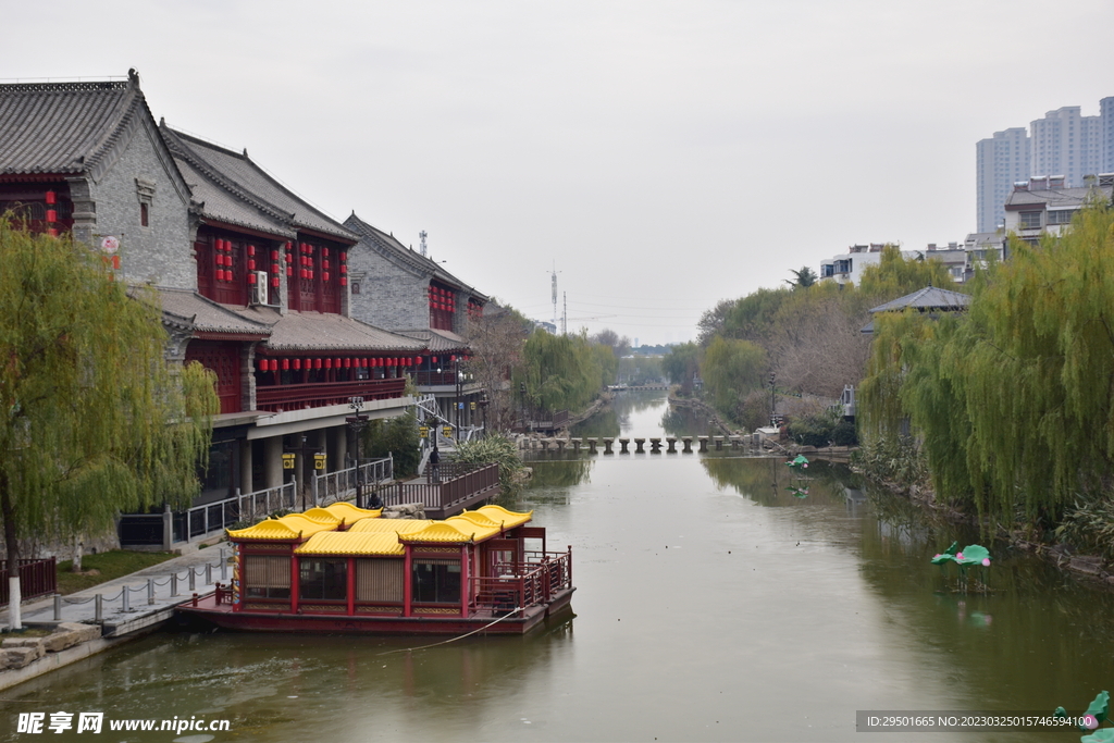 仿古建筑河景