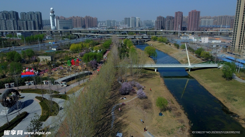 航拍郑州城市公园桥