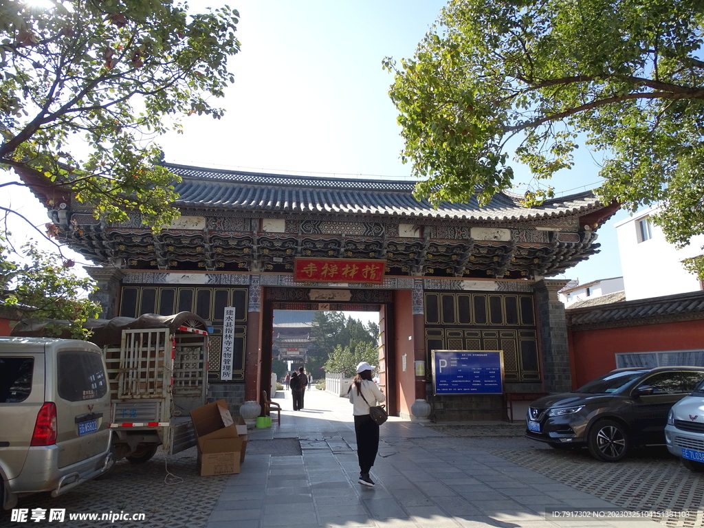 建水古城寺庙门口