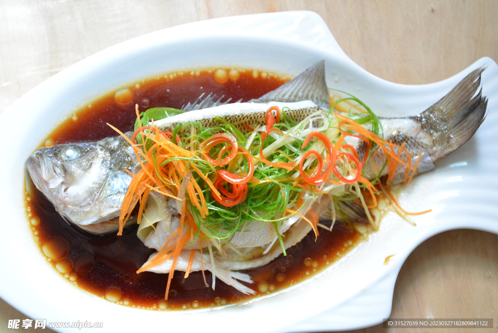 美食清蒸鲈鱼