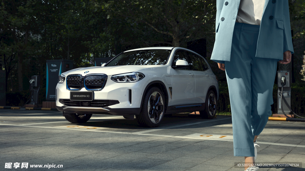 BMW iX3左45度大图