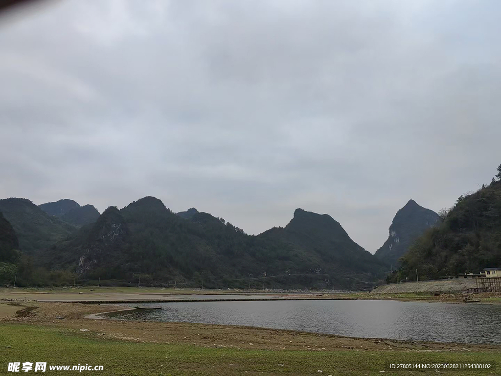 小溪边风景