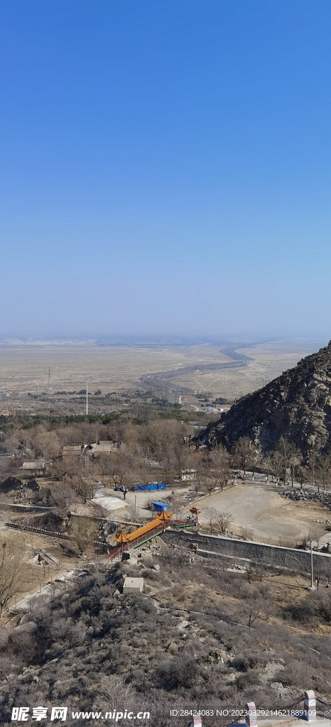  远景   山路  春天