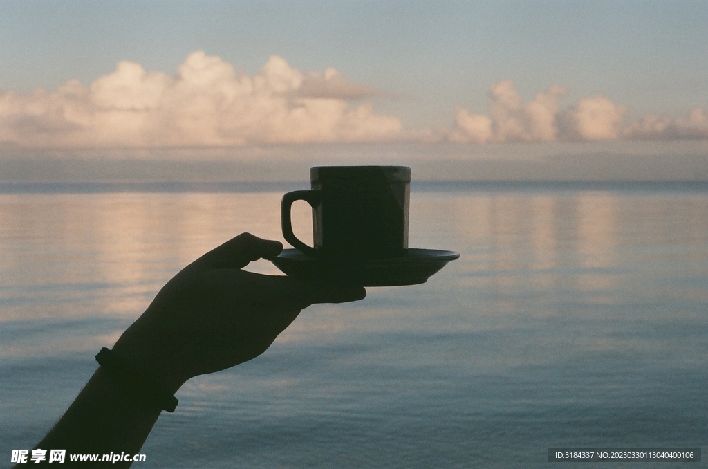 海边手举咖啡杯