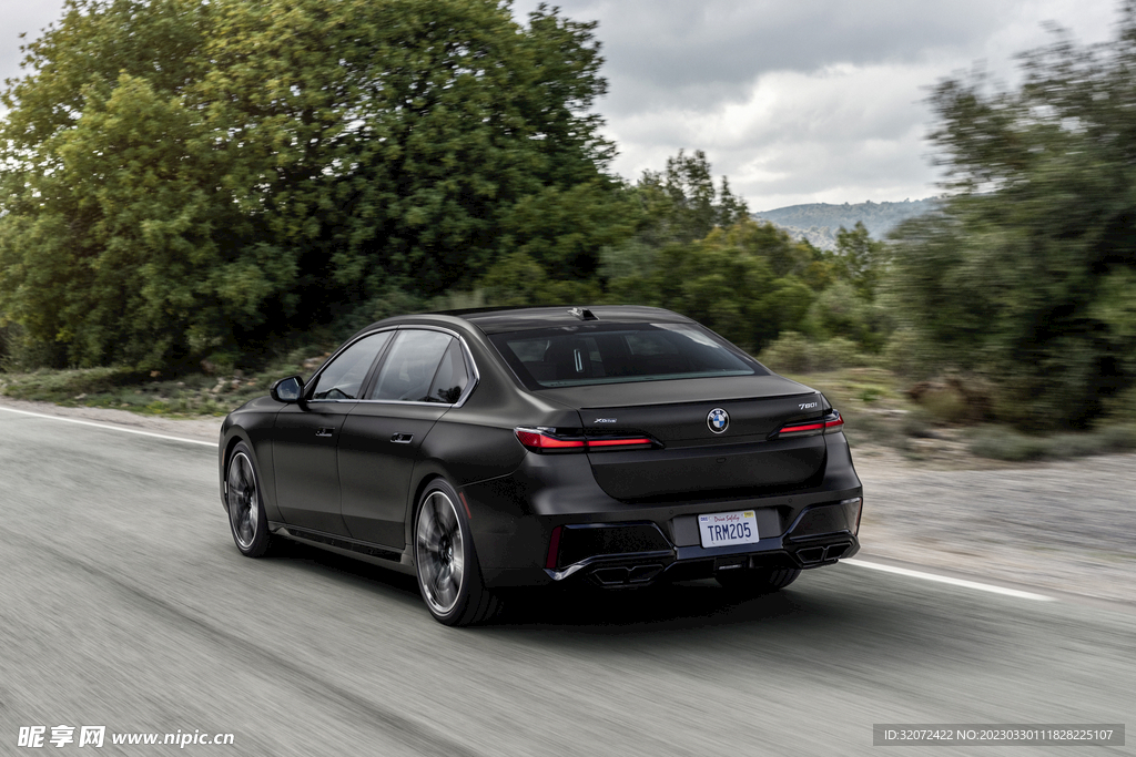 BMW760i上路尾部动态拍摄